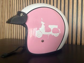 Casco rosa con dibujo de moto. Talla S adulto.