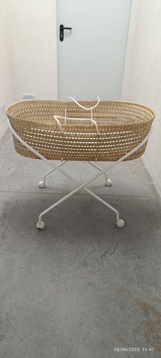 Moisés de mimbre con soporte con funda de pique