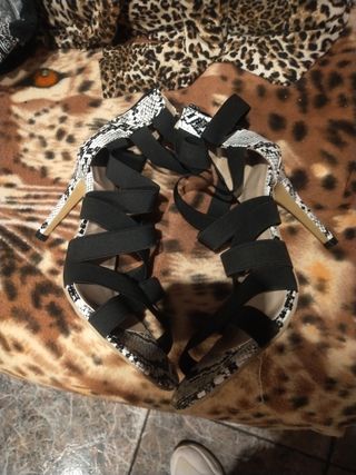 Zapatos de tacón con tiras, talla 41, nuevos 