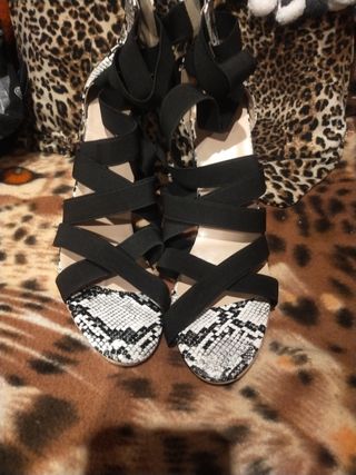 Zapatos de tacón con tiras, talla 41, nuevos 