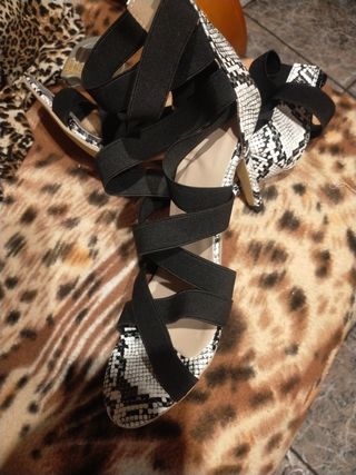 Zapatos de tacón con tiras, talla 41, nuevos 
