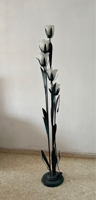 Lámpara de pie estilo tulipán