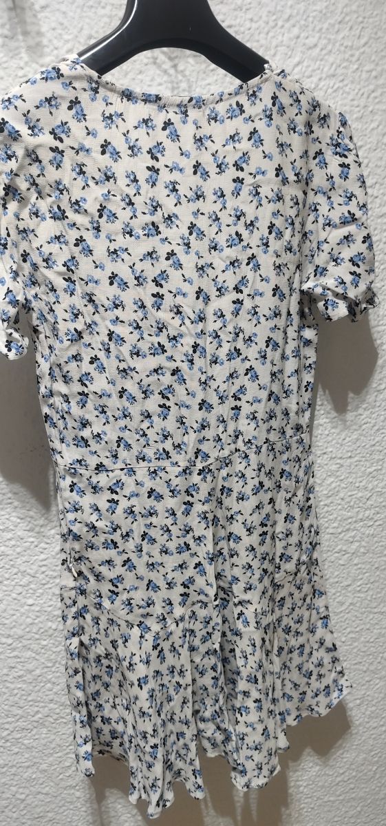 Vestido corto floral blanco y azul Stradivarius