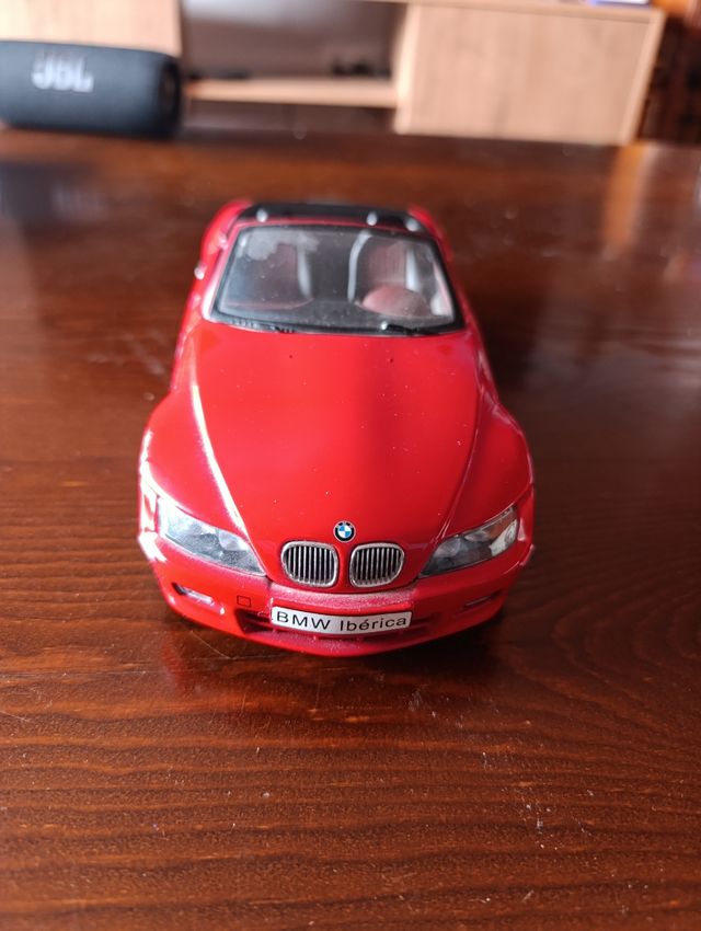Coche BMW a escala rojo