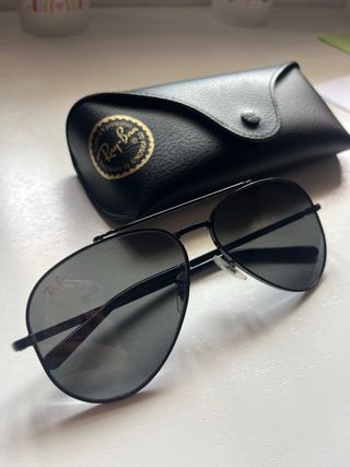 Gafas de sol Ray-Ban negras modelo NEW AVIATOR 