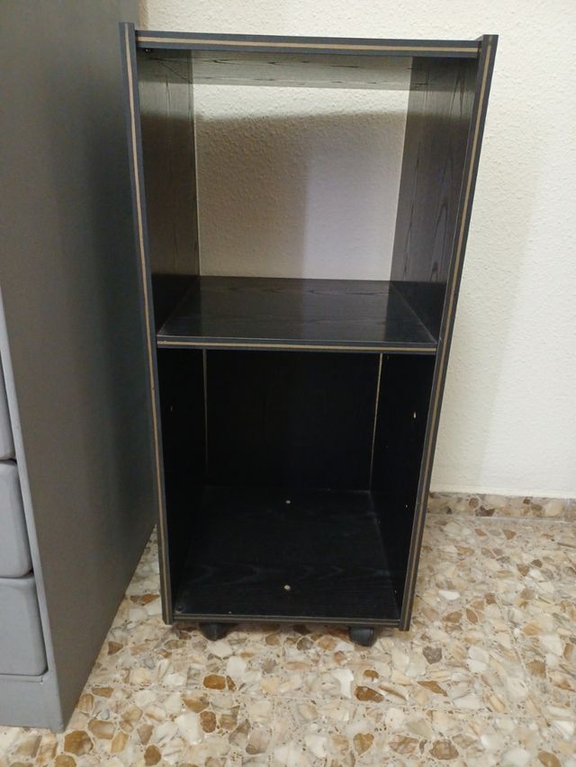 Mueble auxiliar negro con ruedas