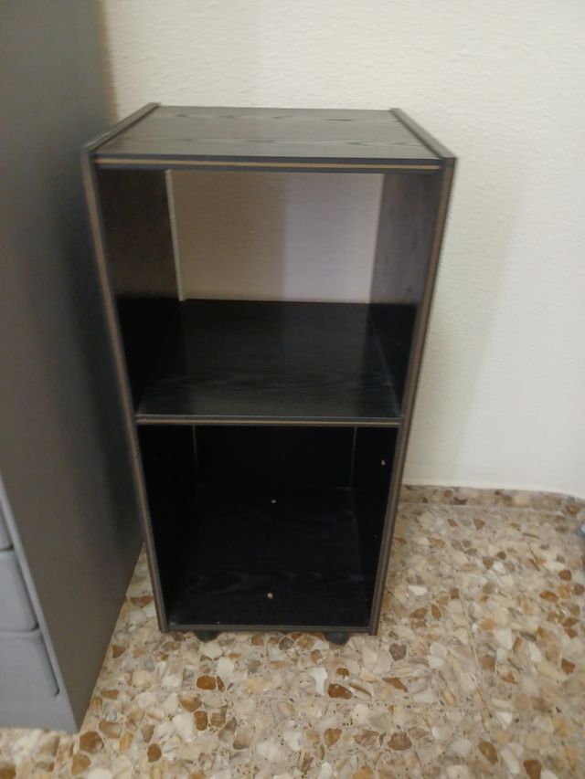 Mueble auxiliar negro con ruedas
