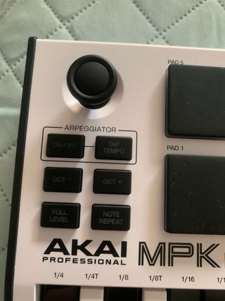 Controlador MIDI Akai PKmini Edición Blanca
