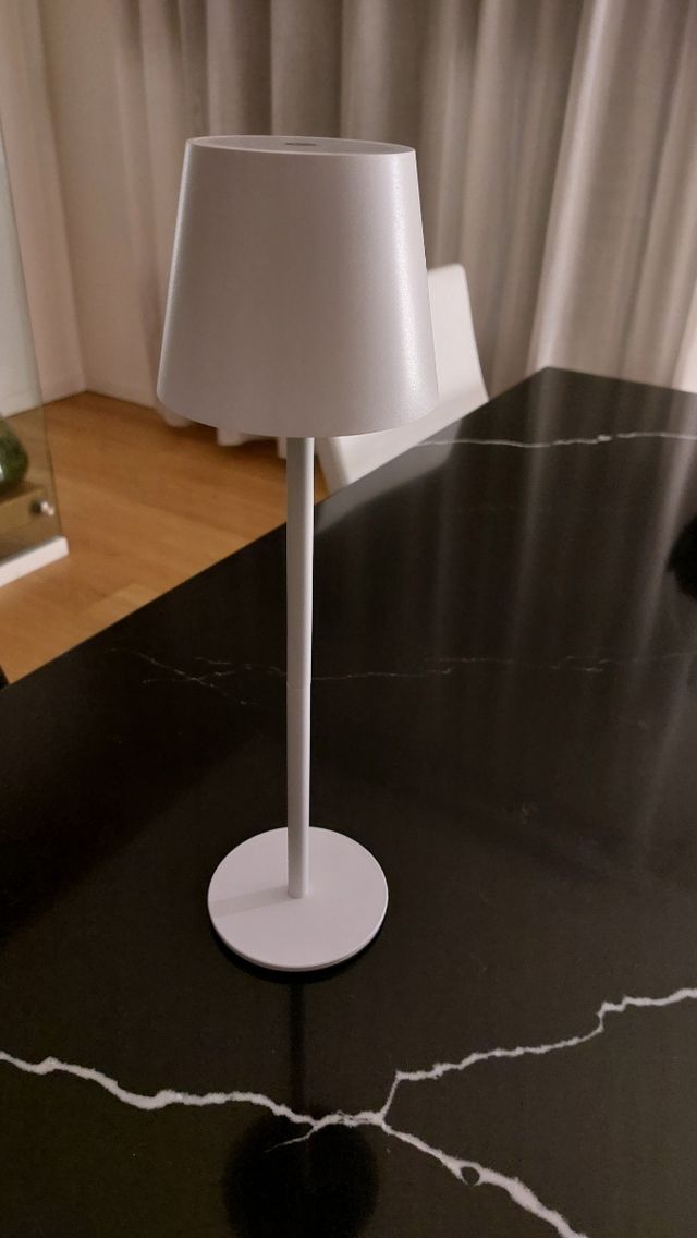 Lampada da tavolo moderna