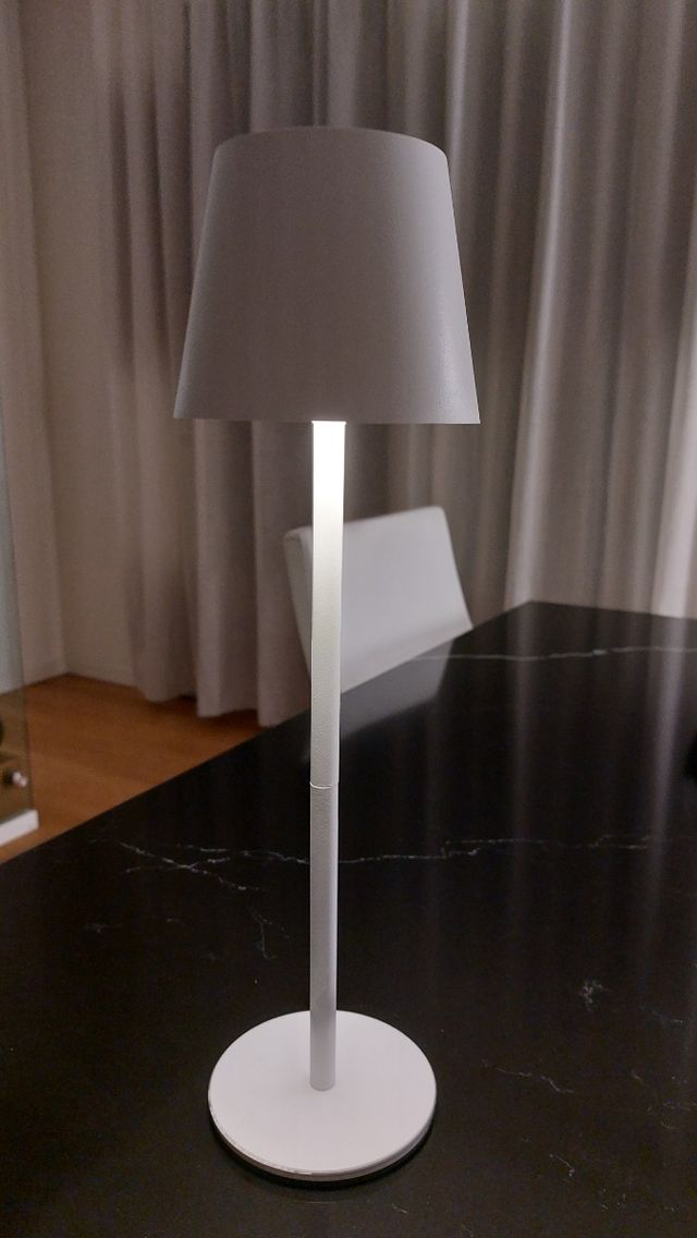 Lampada da tavolo moderna