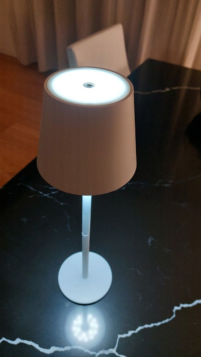 Lampada da tavolo moderna