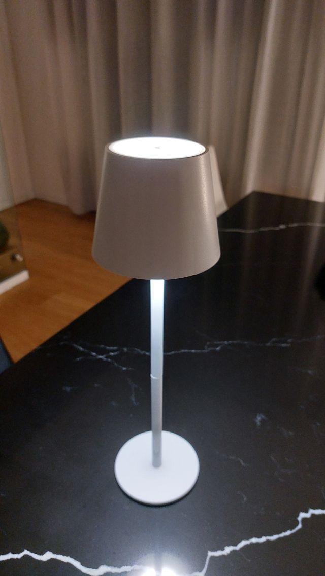 Lampada da tavolo moderna