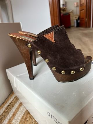 Zapatos Guess Ante Plataforma Tacón Marrón