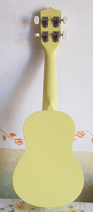 Ukulele EKO giallo con adesivi