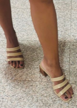 Sandalias de piel en color crema de Zendra