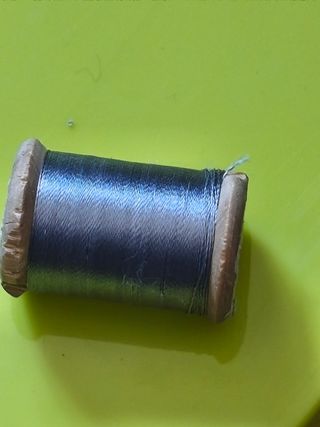 Hilo de rayón en paleta de madera