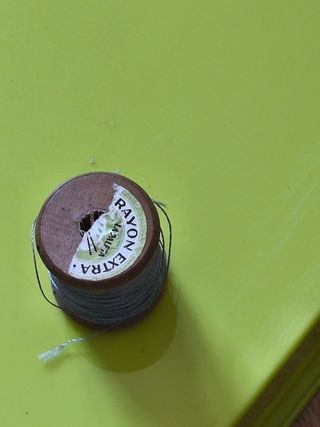 Hilo de rayón en paleta de madera