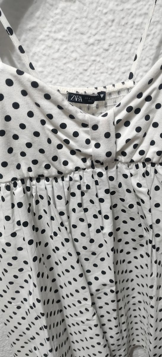 Vestido Zara Blanco con Topos Negros Corto