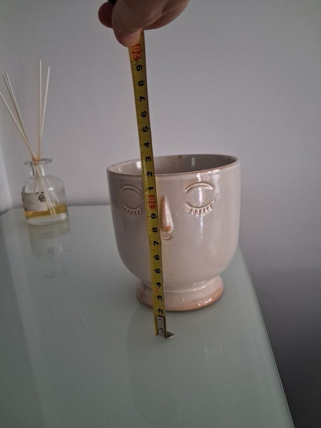 Macetero de cerámica beige con carita