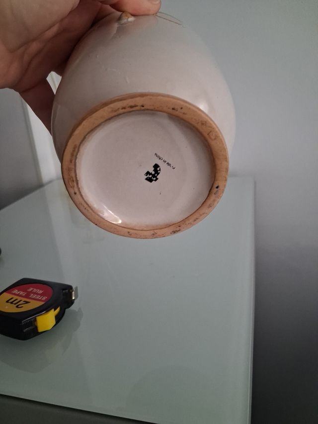 Macetero de cerámica beige con carita