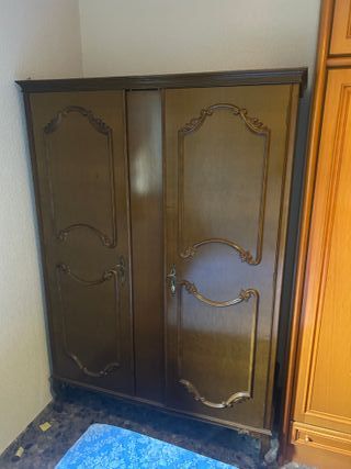 Armario de madera con detalles dorados. Vintage