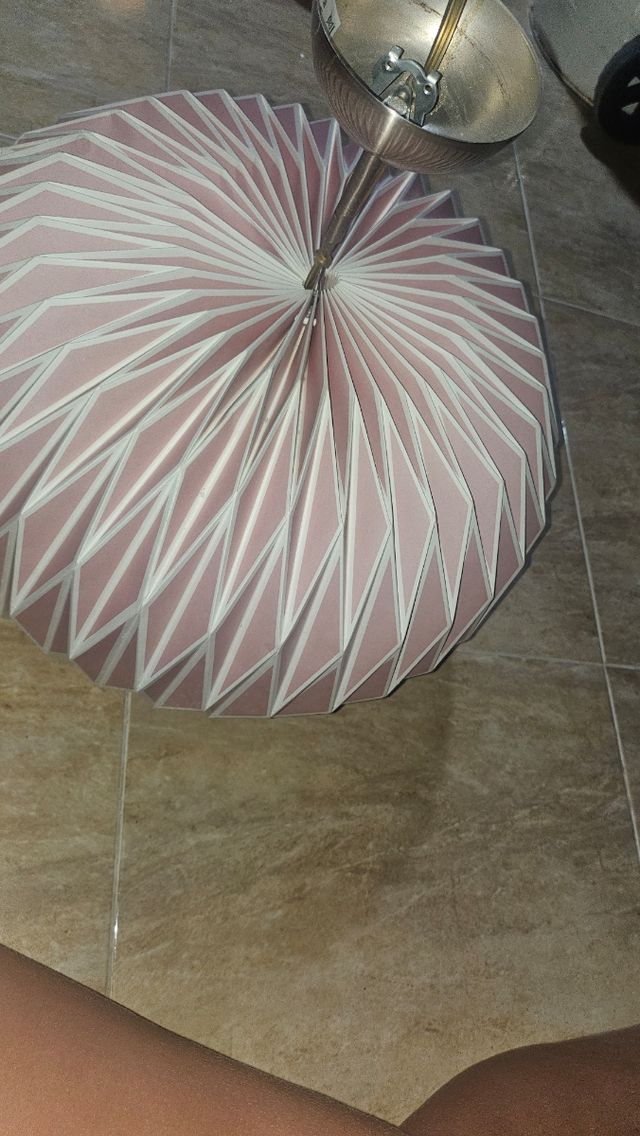 Lámpara de techo de papel.