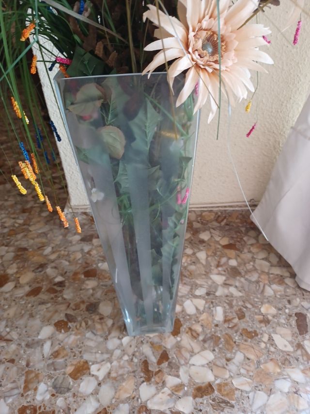 Florero de cristal transparente