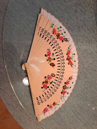 Abanico de mano decorado
