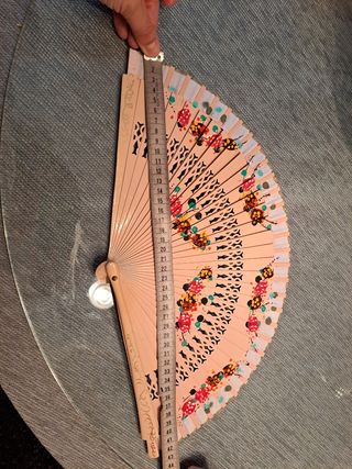 Abanico de mano decorado