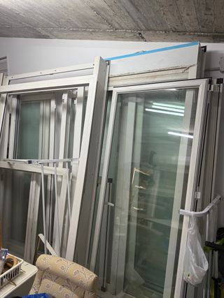 Marcos y ventanas de aluminio.