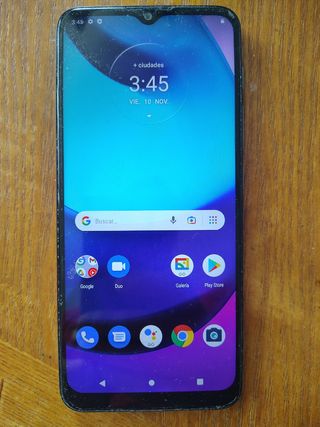 Motorola Moto E20 con cover nera 