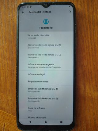 Motorola Moto E20 con cover nera 
