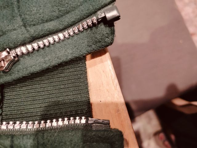 Chaqueta universitaria verde y blanca