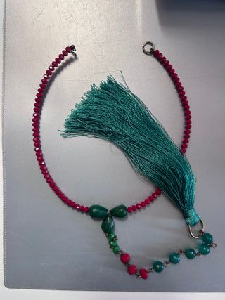 Collar de cuentas con colgante de borla