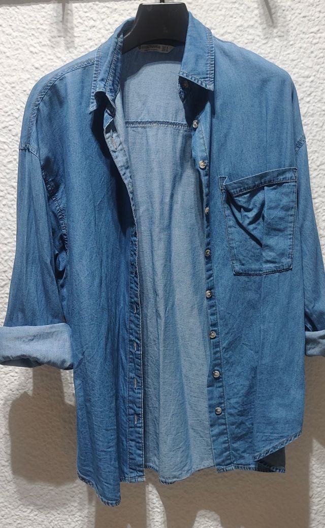 Camisa vaquera Stradivarius.