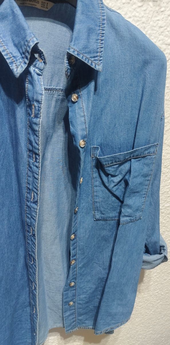 Camisa vaquera Stradivarius.