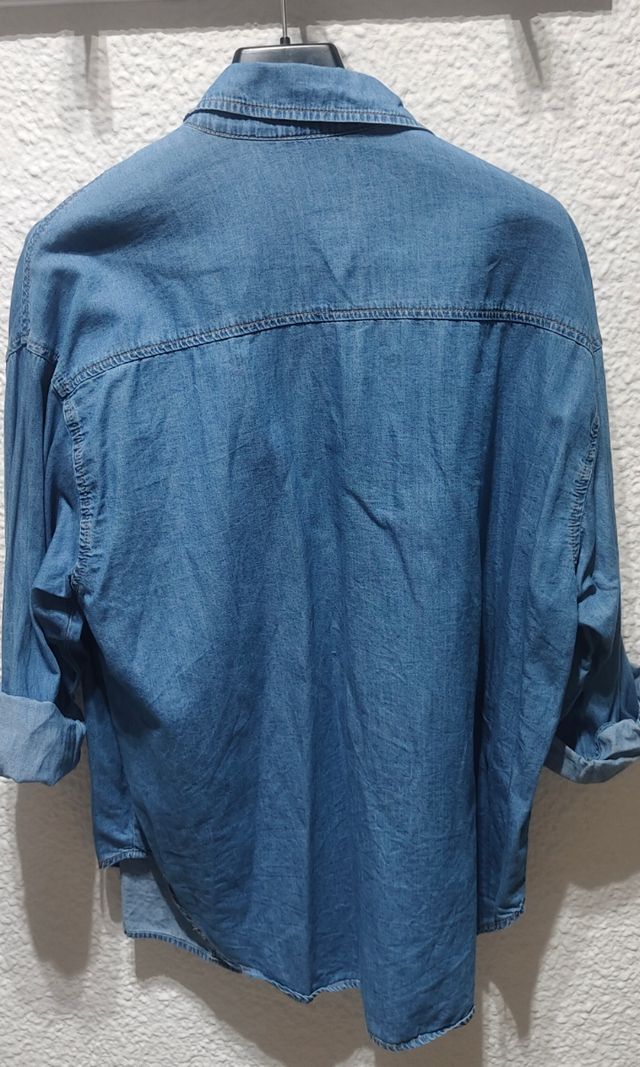 Camisa vaquera Stradivarius.