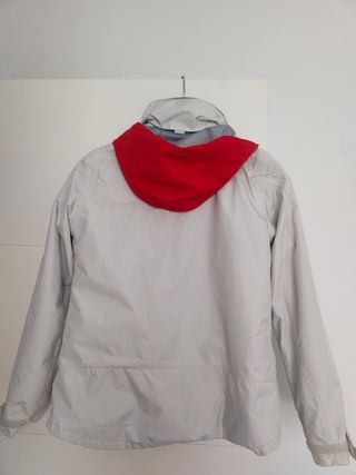Cortavientos impermeable polar blanco y rojo