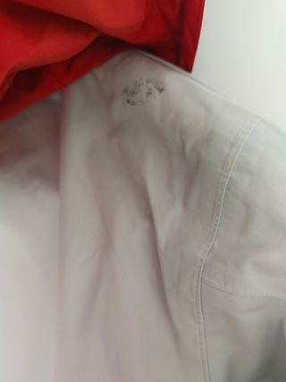 Cortavientos impermeable polar blanco y rojo