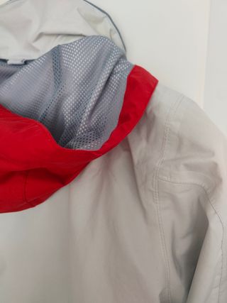 Cortavientos impermeable polar blanco y rojo