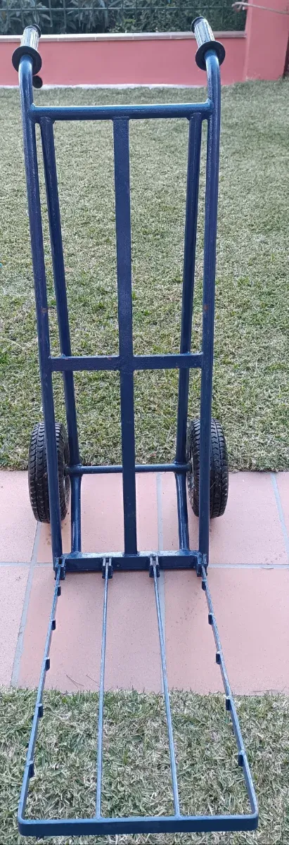 Camiões de carga azuis com 2 rodas