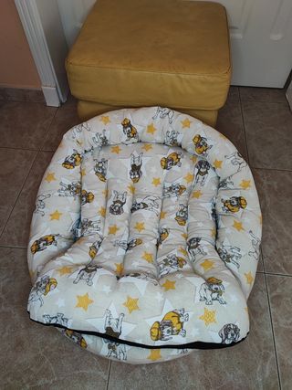 Cama para mascotas con estampado de perros