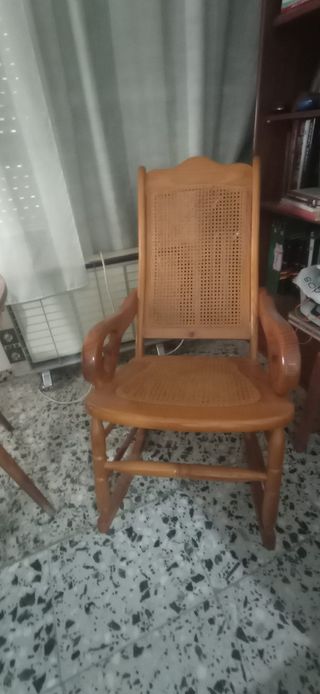 Cómoda de madera oscura con 5 cajones