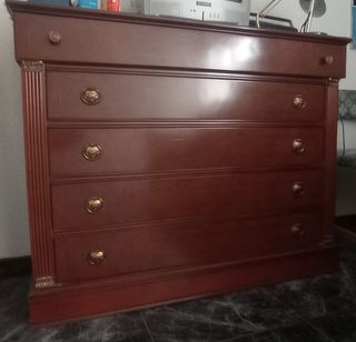Cómoda de madera oscura con 5 cajones