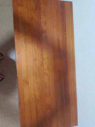 Escritorio de madera blanco y marrón
