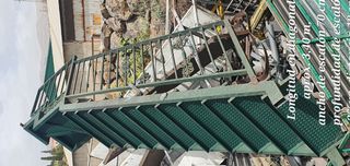 Escalera de hierro con zona de estar y barandillas