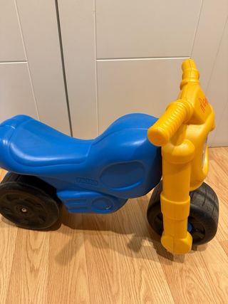 Moto de juguete azul y amarilla marca FEBER