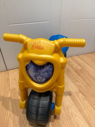 Moto de juguete azul y amarilla marca FEBER