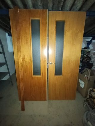 Puerta doble de madera con cristal