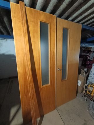 Puerta doble de madera con cristal